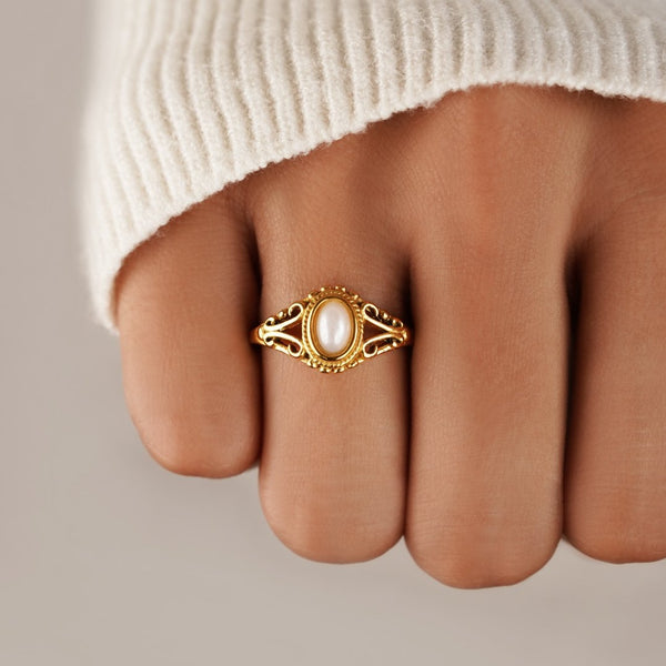 Regina – Vintage Goldring mit Perle