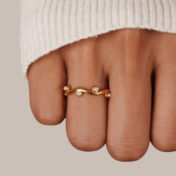 Pearla – Offener Goldring mit Perlen