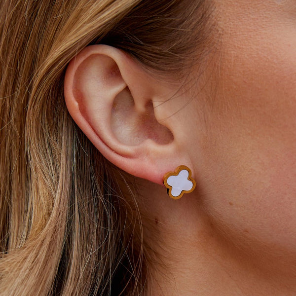 Alina – Kleeblatt Ohrstecker in Weiß und Gold
