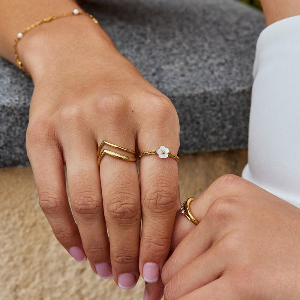Petala – Goldring mit Blüten- und Perlmuttmotiv