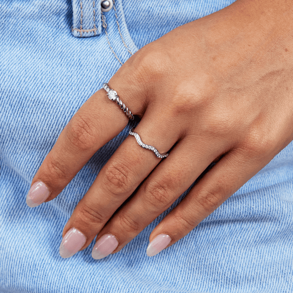 Zenya – Silberring im Wellenstil mit Kristallen